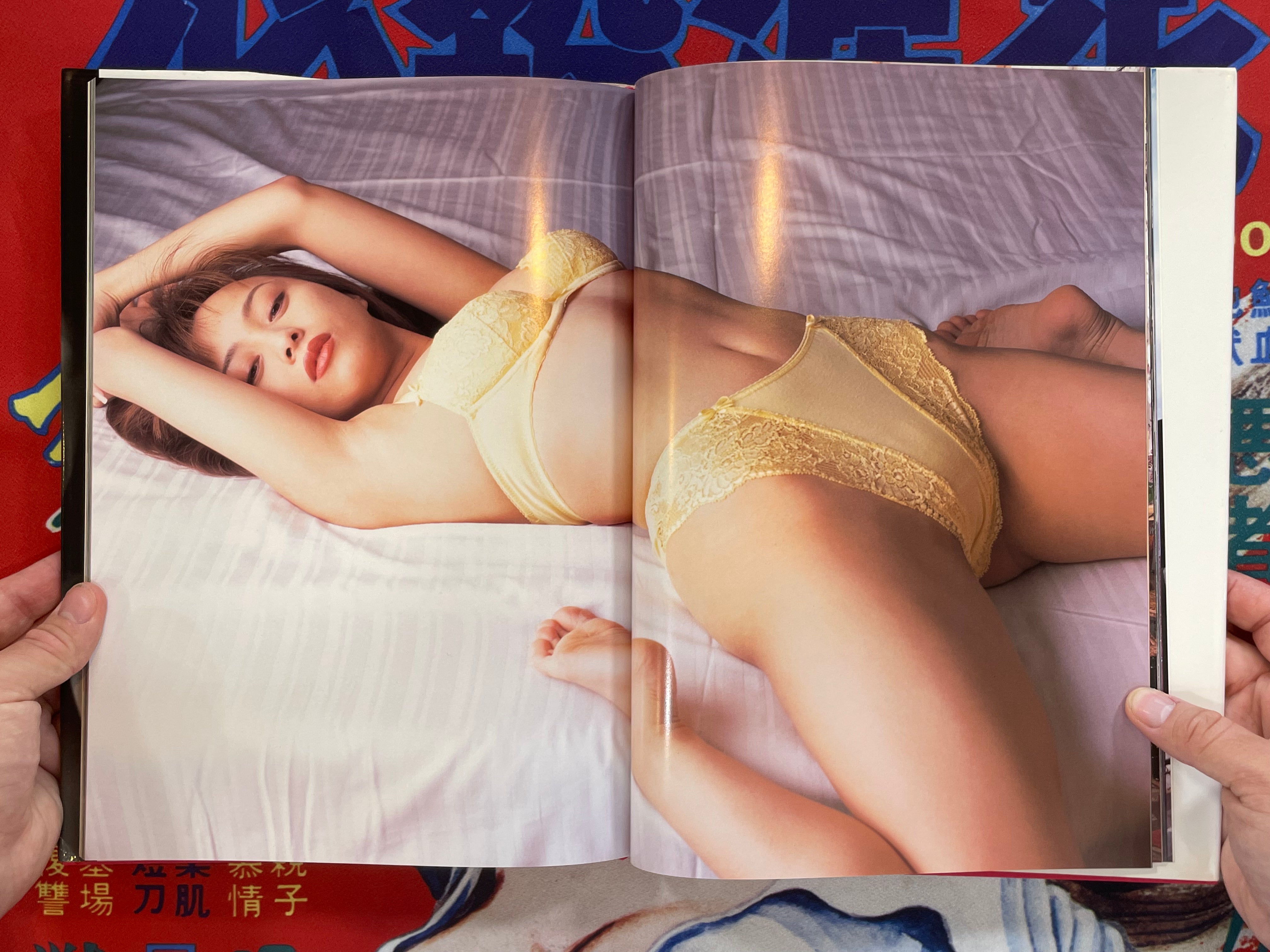 Pose: Minayo Watanabe Photographs by Kohji Inomoto (1995)