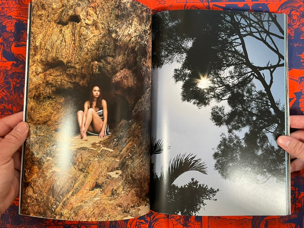 Monthly Neo: Liv w/ Hardcover-bound Photographs (2011)