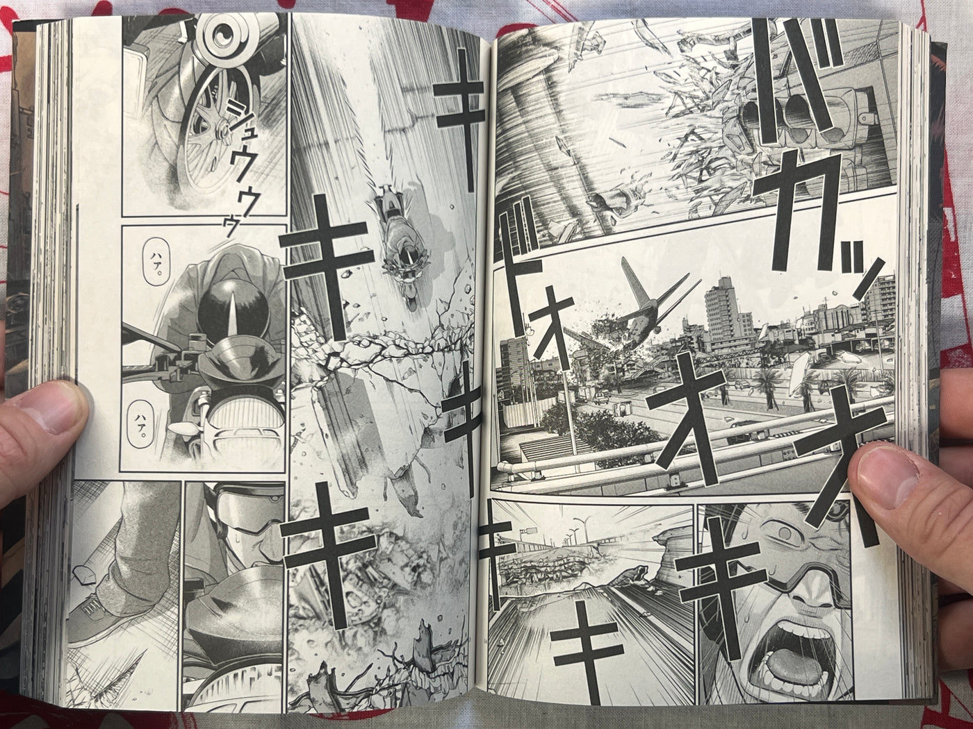 I am a Hero in Osaka by Kengo Hanazawa & Yuuki Honda (2016)