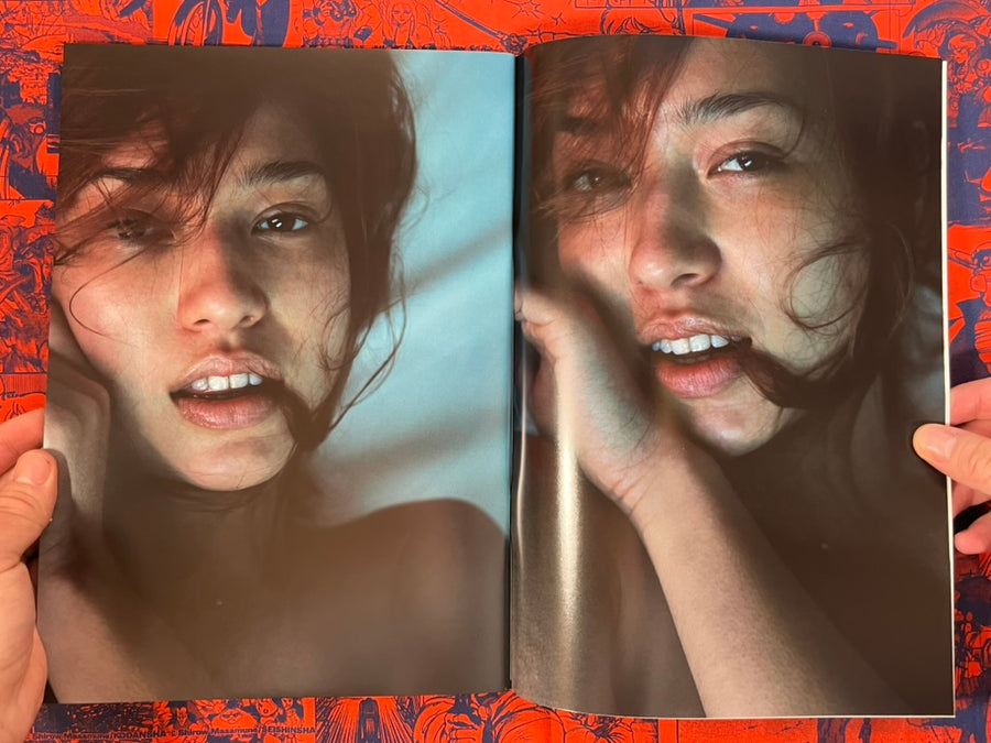 Monthly Neo: Liv w/ Hardcover-bound Photographs (2011)