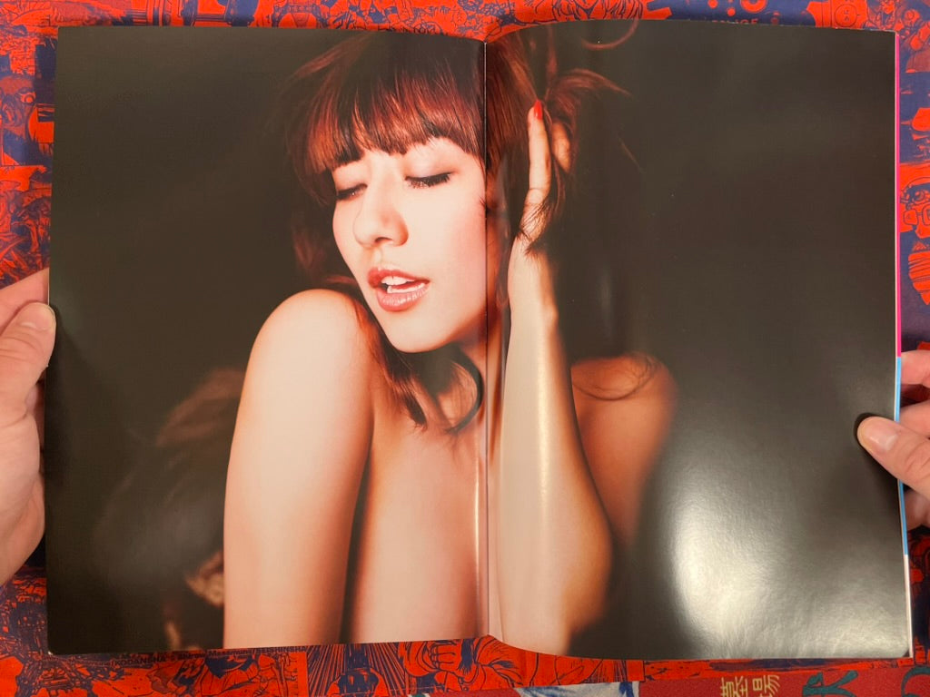 Monthly Neo: Nami Tamaki w/ Hardcover-bound Photographs (2011)