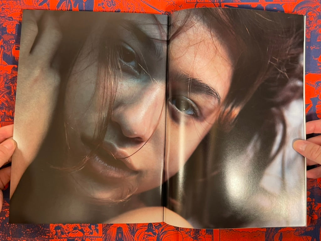 Monthly Neo: Liv w/ Hardcover-bound Photographs (2011)